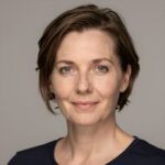 Портрет уверенного российского бизнесмена с дружелюбным взглядом на нейтральном фоне для сайта автоломбарда
